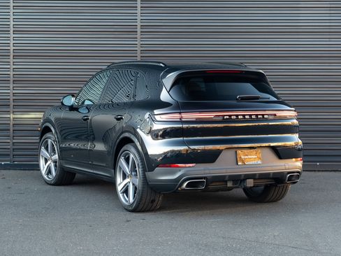 Certified 2025 Porsche Cayenne image 3