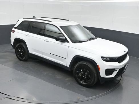 Used 2025 Jeep Grand Cherokee Altitude AWD/4WD image 30