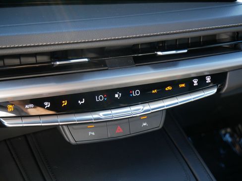 Used 2025 Cadillac XT4 Premium Luxury image 23