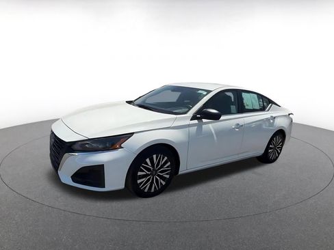 Used 2025 Nissan Altima 2.5 SV FWD image 8