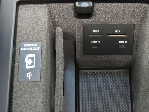 Certified 2025 Porsche Macan AWD/4WD image 30