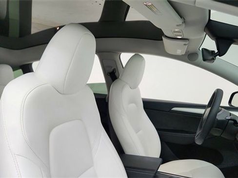 Used 2024 Tesla Model Y Long Range image 21