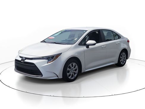 Used 2025 Toyota Corolla LE FWD image 3