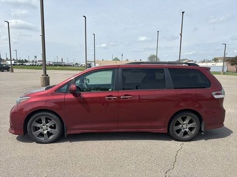 Used 2017 Toyota Sienna SE w/ SE Preferred Package image 3