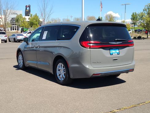 Used 2023 Chrysler Pacifica Touring-L FWD image 12