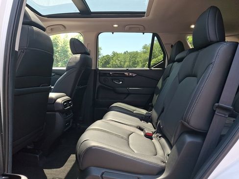 Used 2023 Honda Pilot Touring image 11