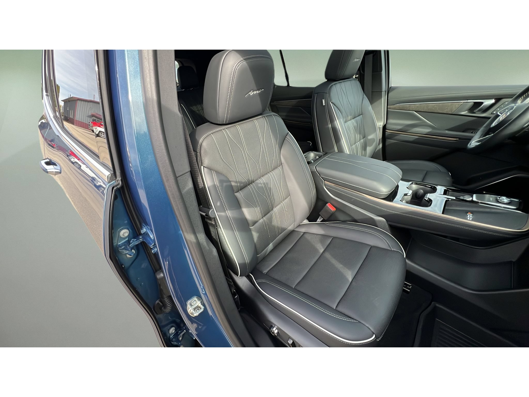 Certified 2026 Buick Enclave Avenir w/ Super Cruise Package AWD/4WD image 32