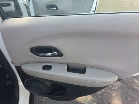 Used 2016 Honda HR-V LX image 29