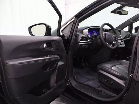 Used 2025 Chrysler Pacifica Select FWD image 11