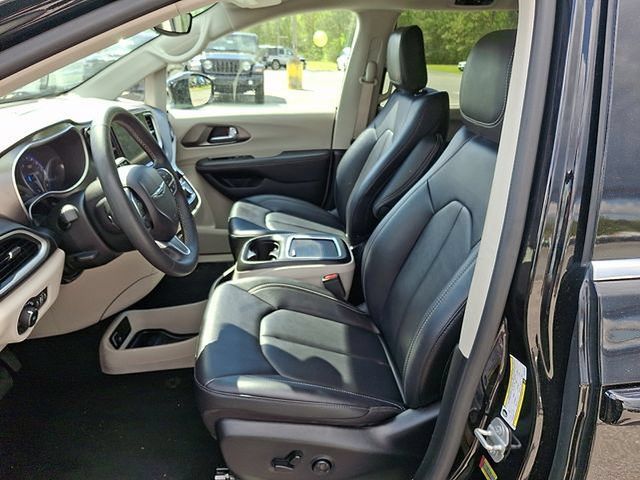 Used 2024 Chrysler Pacifica Touring-L FWD image 14