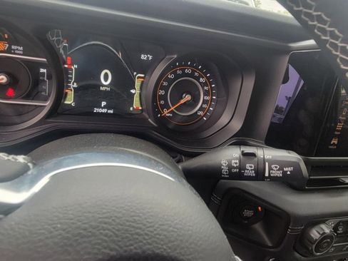 Used 2025 Jeep Wrangler Sahara image 11