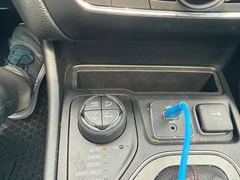 Used 2019 Jeep Cherokee Trailhawk w/ Comfort/Convenience Group AWD/4WD image 20