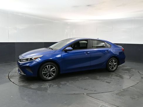 Used 2023 Kia Forte LXS w/ LXS Technology Package FWD image 2