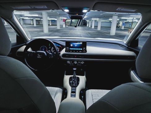 Used 2023 Honda HR-V LX image 3