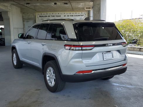 Used 2024 Jeep Grand Cherokee Laredo image 3