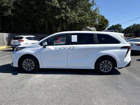 Used 2025 Toyota Sienna LE image 2