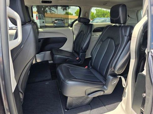 Used 2023 Chrysler Pacifica Touring-L FWD image 12