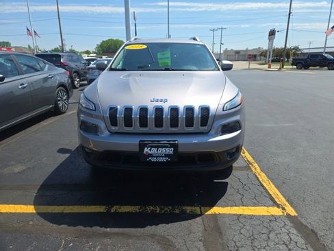 Used 2018 Jeep Cherokee Latitude w/ Cold Weather Group AWD/4WD image 2