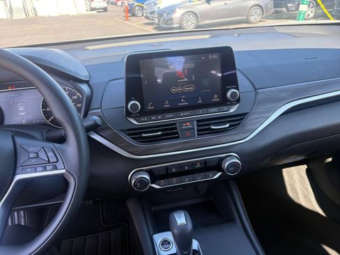 Used 2025 Nissan Altima 2.5 SV FWD image 17