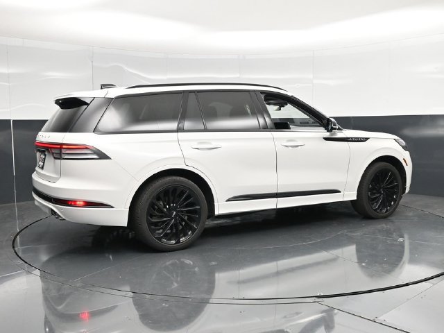 Used 2025 Lincoln Aviator Reserve w/ Equipment Group 201A AWD/4WD image 2