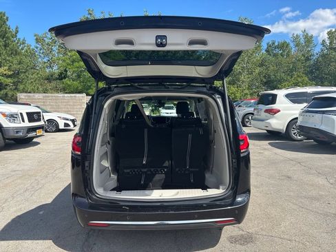 Used 2024 Chrysler Pacifica Touring-L FWD image 6