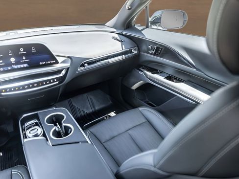 Certified 2025 Cadillac Lyriq Luxury w/ LPO, Floor Liner Package AWD/4WD image 28