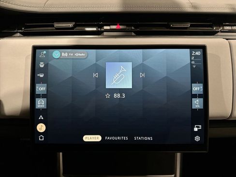 Used 2025 Land Rover Range Rover SV image 16