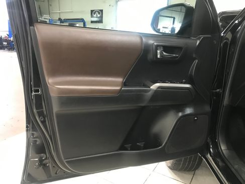 Used 2022 Toyota Tacoma Limited RWD image 7