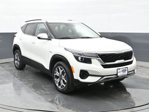 Used 2022 Kia Seltos EX image 2