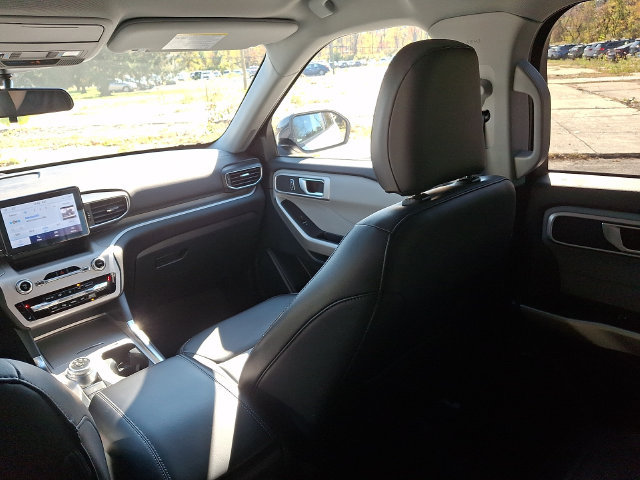 Used 2023 Ford Explorer XLT w/ Equipment Group 202A AWD/4WD image 17