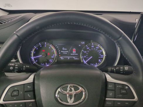 Used 2023 Toyota Highlander XLE FWD image 36