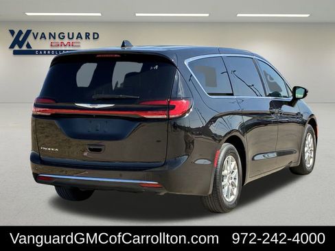 Used 2025 Chrysler Pacifica Select image 3