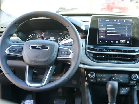 Used 2025 Jeep Compass Latitude image 17