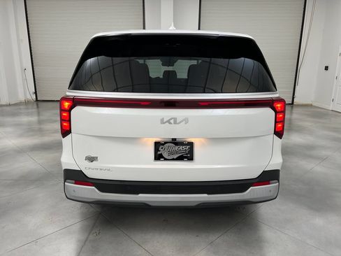 Used 2025 Kia Carnival FWD image 8
