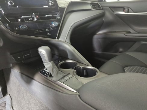 Used 2024 Toyota Camry SE image 19