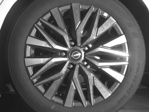 Used 2025 Nissan Altima 2.5 SV FWD image 14