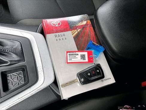 Certified 2022 Toyota RAV4 LE AWD/4WD image 28