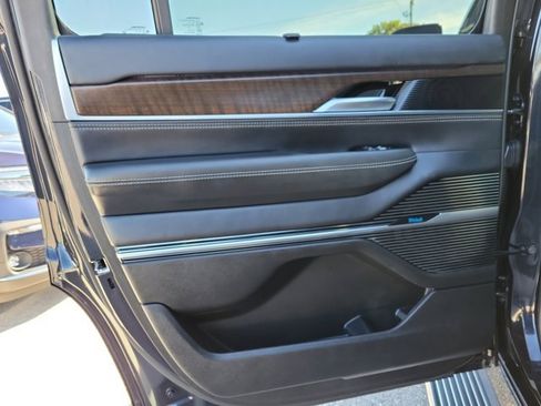 Used 2023 Jeep Grand Wagoneer 4WD w/ Flexible Seating Group image 15