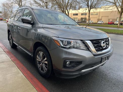 Used 2019 Nissan Pathfinder SL image 2