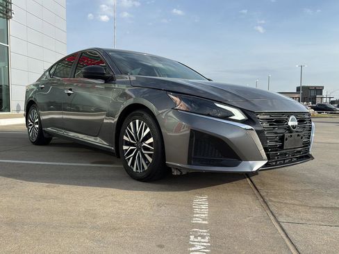 Used 2024 Nissan Altima 2.5 SV FWD image 5