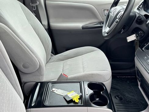 Used 2018 Toyota Sienna LE FWD image 6