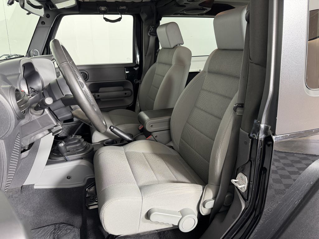 Used 2007 Jeep Wrangler Rubicon w/ Dual Top Group AWD/4WD image 17