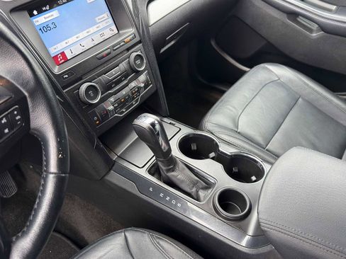 Used 2017 Ford Explorer XLT w/ Equipment Group 202A FWD image 11