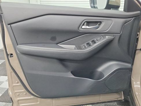 Certified 2025 Nissan Rogue SV FWD image 17