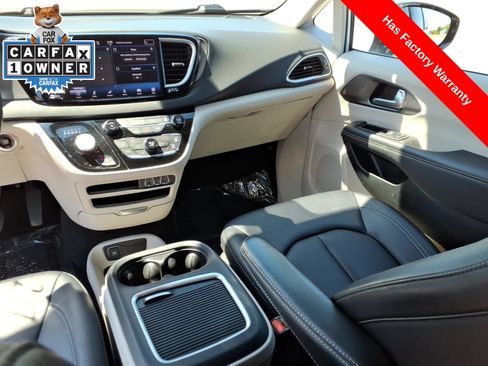 Used 2024 Chrysler Pacifica Touring-L FWD image 13