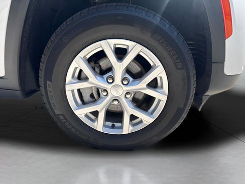 Used 2023 Jeep Grand Cherokee Limited AWD/4WD image 2
