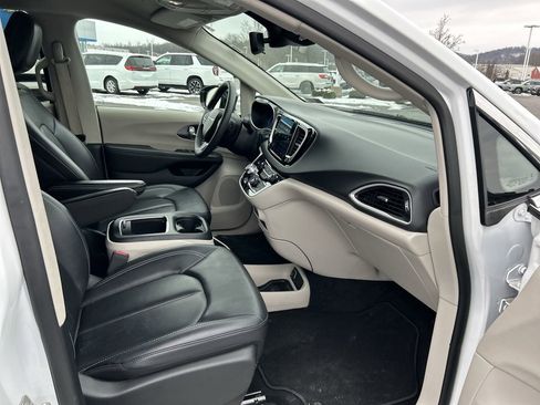 Used 2024 Chrysler Pacifica Touring-L image 12