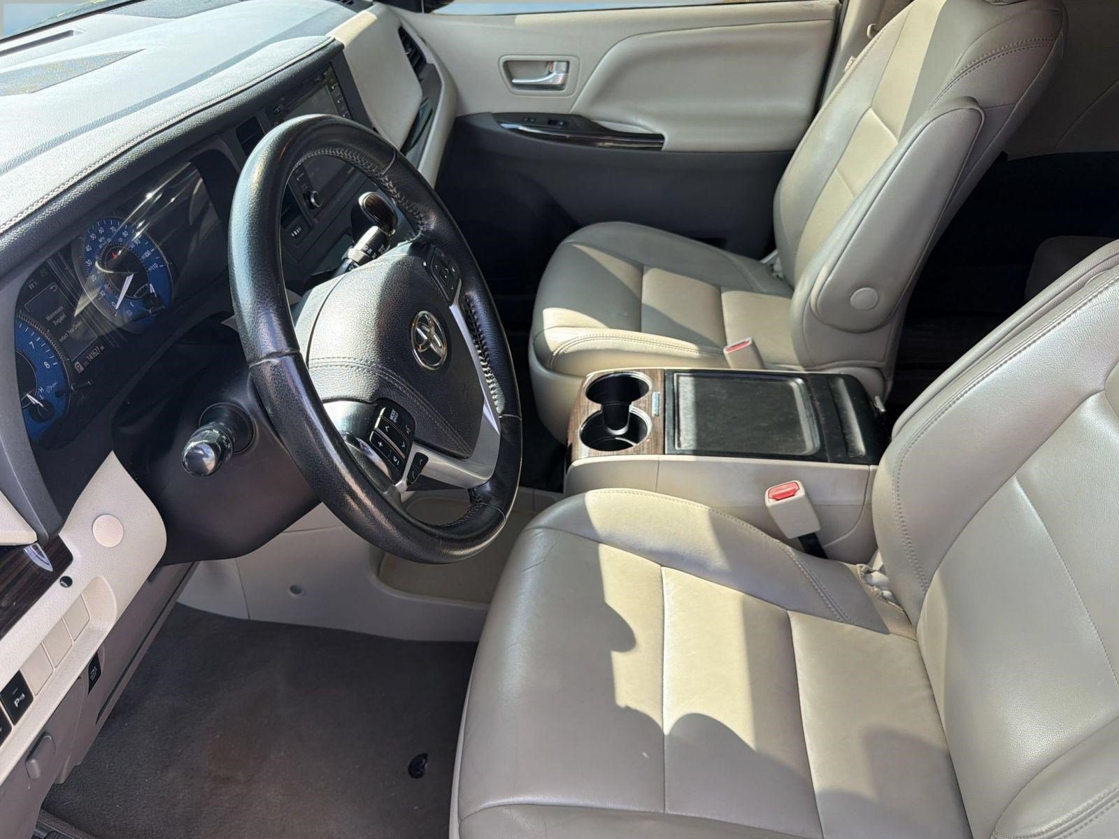 Used 2019 Toyota Sienna XLE Premium FWD image 5