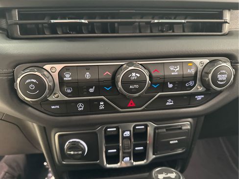 Used 2025 Jeep Wrangler Sahara image 16