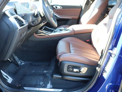 Used 2025 BMW X7 M60i w/ Executive Package image 19